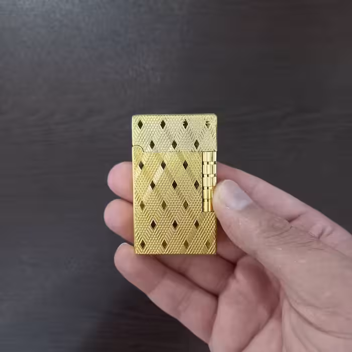 فندک روکش طلا همراه با جعبه و شناسنامه اصالت کالا 