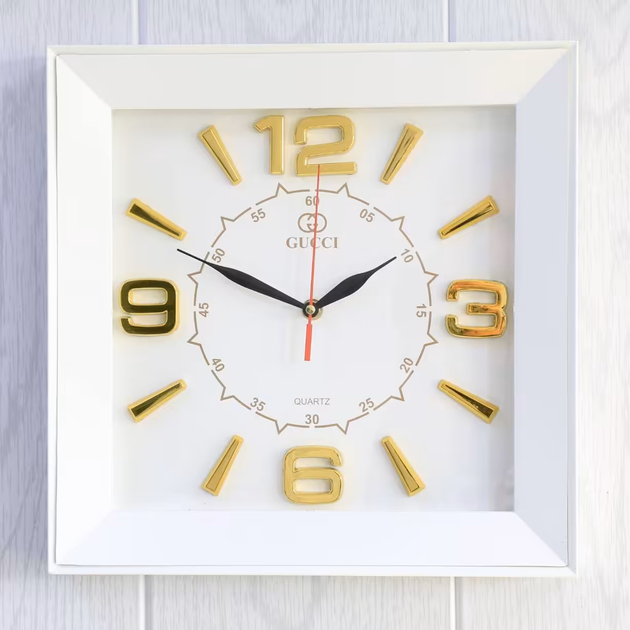 ساعت دیواری مربع گوچی سایز 33 در 33 موتور ارامگرد درجه یک رنگ بندی کامل
