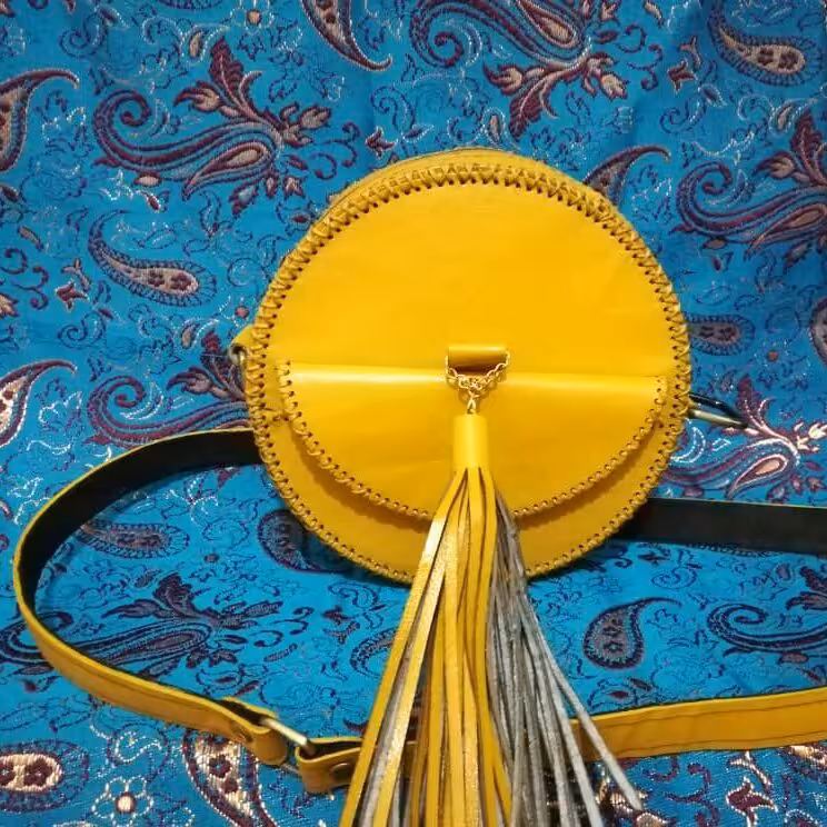 کیف گرد  دخترانه چرم طبیعی کاملا دستدوز