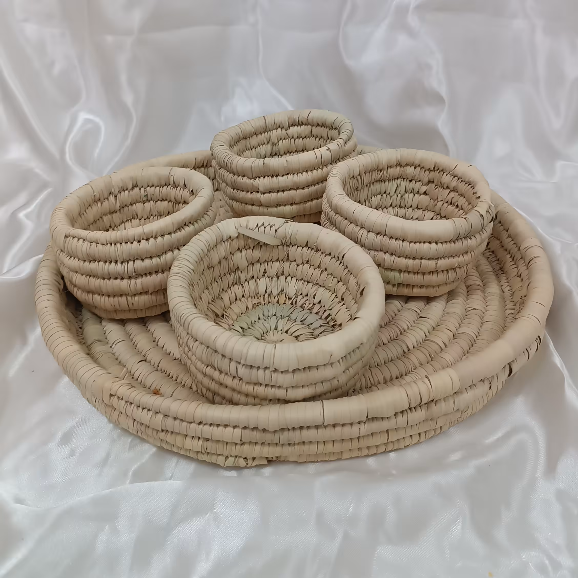  حصیری ،سرویس اردو خوری زیبا و محکم بافته شده  قطر سینی 30سانت و کاسه ها  10سانت 