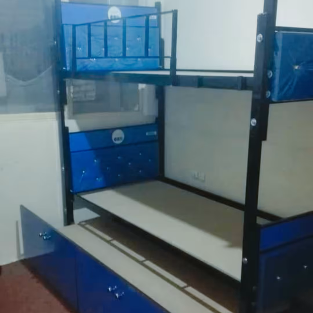 تخت دوطبقه(3نفره) دو طبقه بهترین کیفیت،رنگ کوره ای،کفی تخت 5ردیف اهن همراه با نئوپان