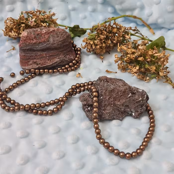 مروارید سنگی شماره 6، ،شامل (140-الی- 142) عدد مروارید 
رنگ  کاراملی ،شکلاتی روشن بین خاکستری،  براق  صدفی مطابق عکس