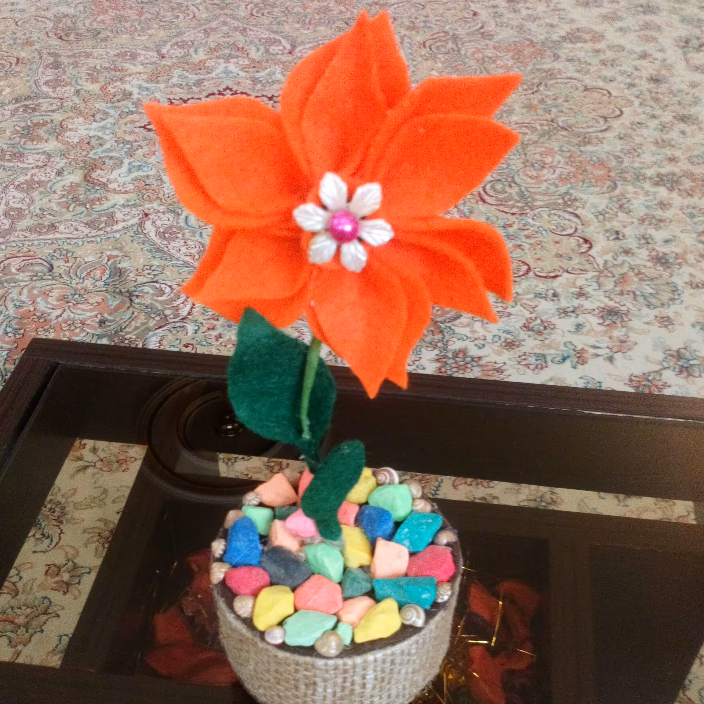 گلدان گل نمدی با سنگریزه های رنگی