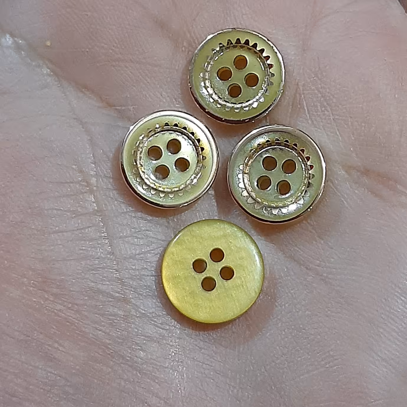 دکمه پیراهنی مردانه . دور فلزی  . 