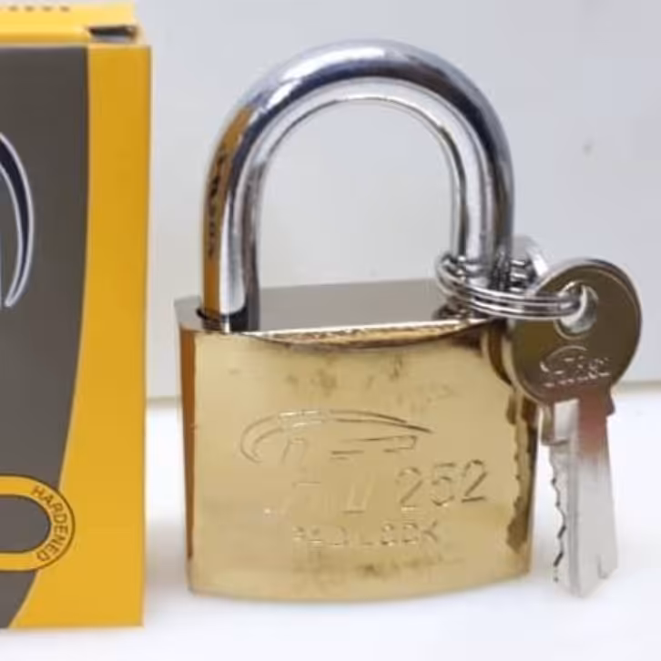 قفل آویز سایز 63 برندHT طرح برنجی فوق‌العاده عالی و باکیفیت به همراه 3 عدد کلید 