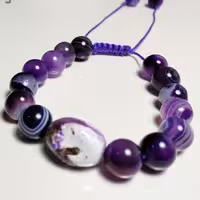 دستبند عقیق سلیمانی بنفش با  مهره سرامیکی