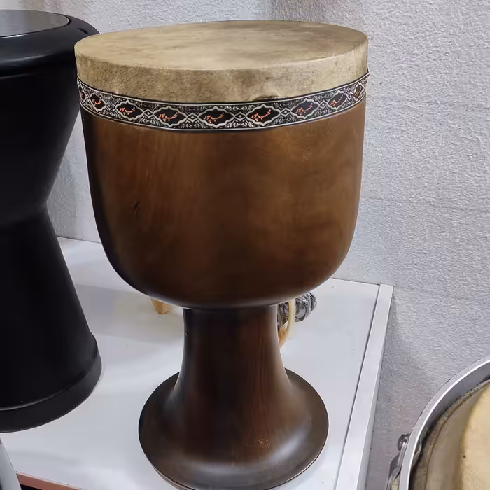 تنبک یک تکه  زیبا برند محب پور  چوب گردو .خوش ساخت بهمراه کیس محافظ ابردار