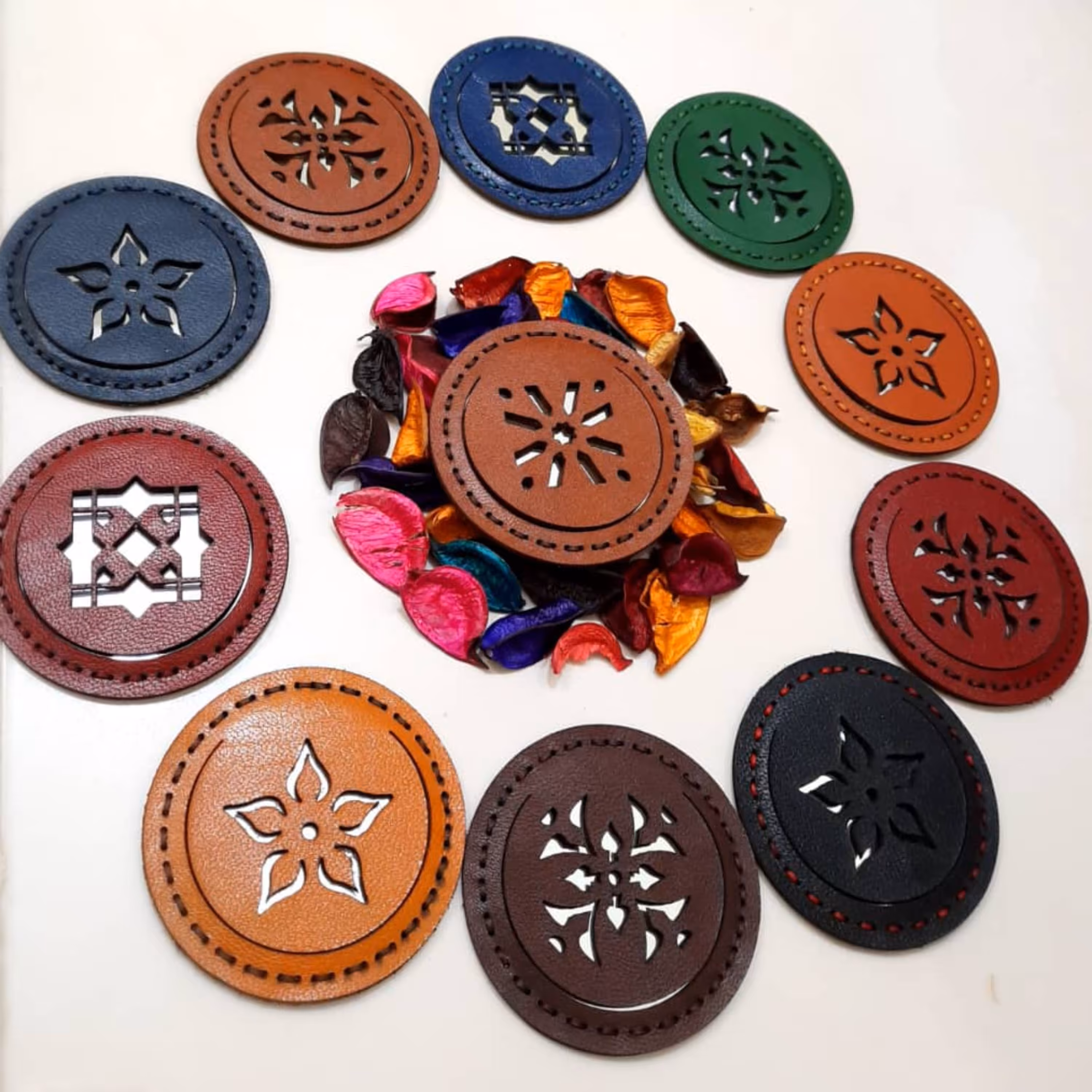 آینه چرمی(کد A70) جنس چرم طبیعی بز گاو و شتر  با ضمانت جنس  کاربردی و کم جا 