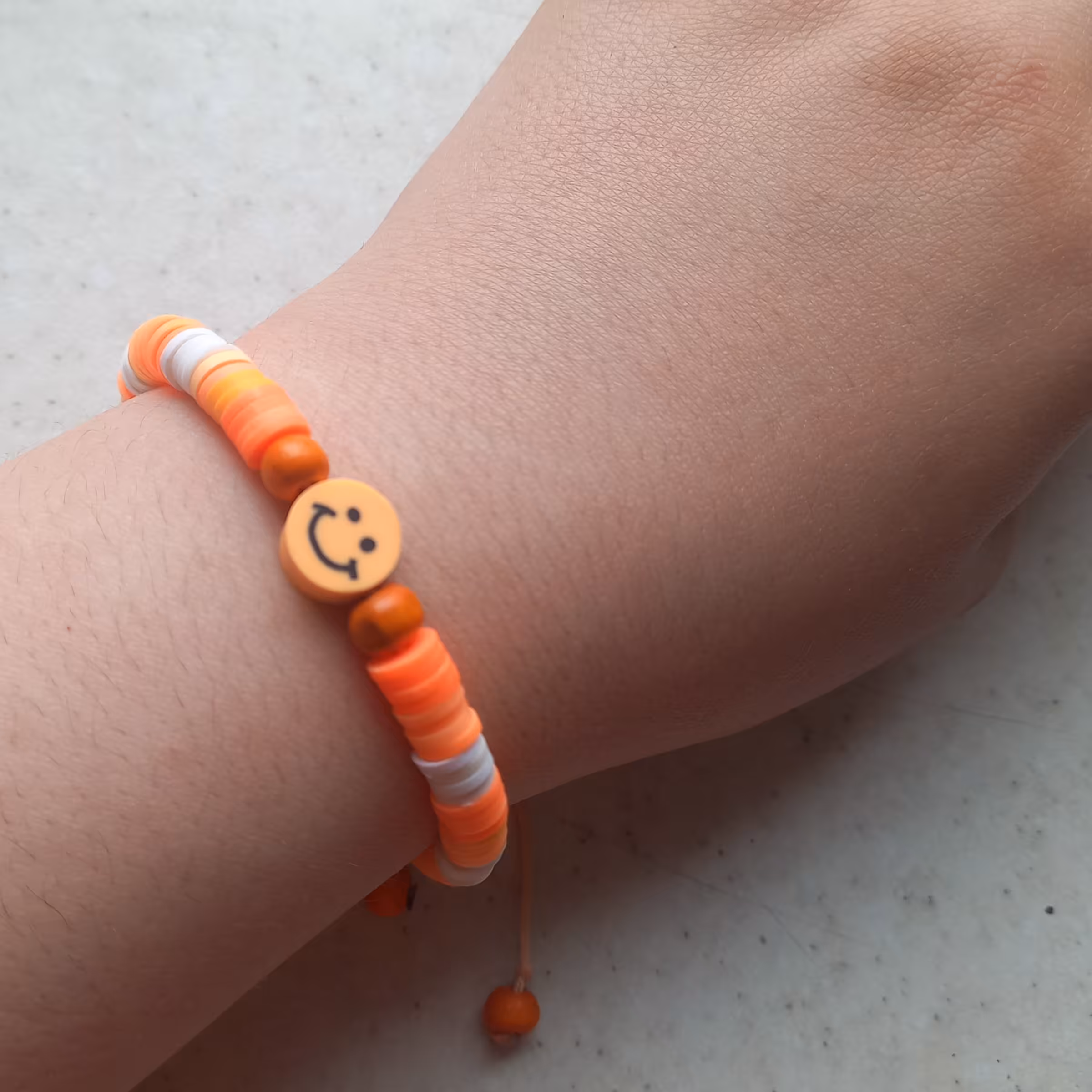 دستبند مدل لبخند ترکیب رنگ نارنجی نارنجی کم رنگ زرد سفید فری سایز