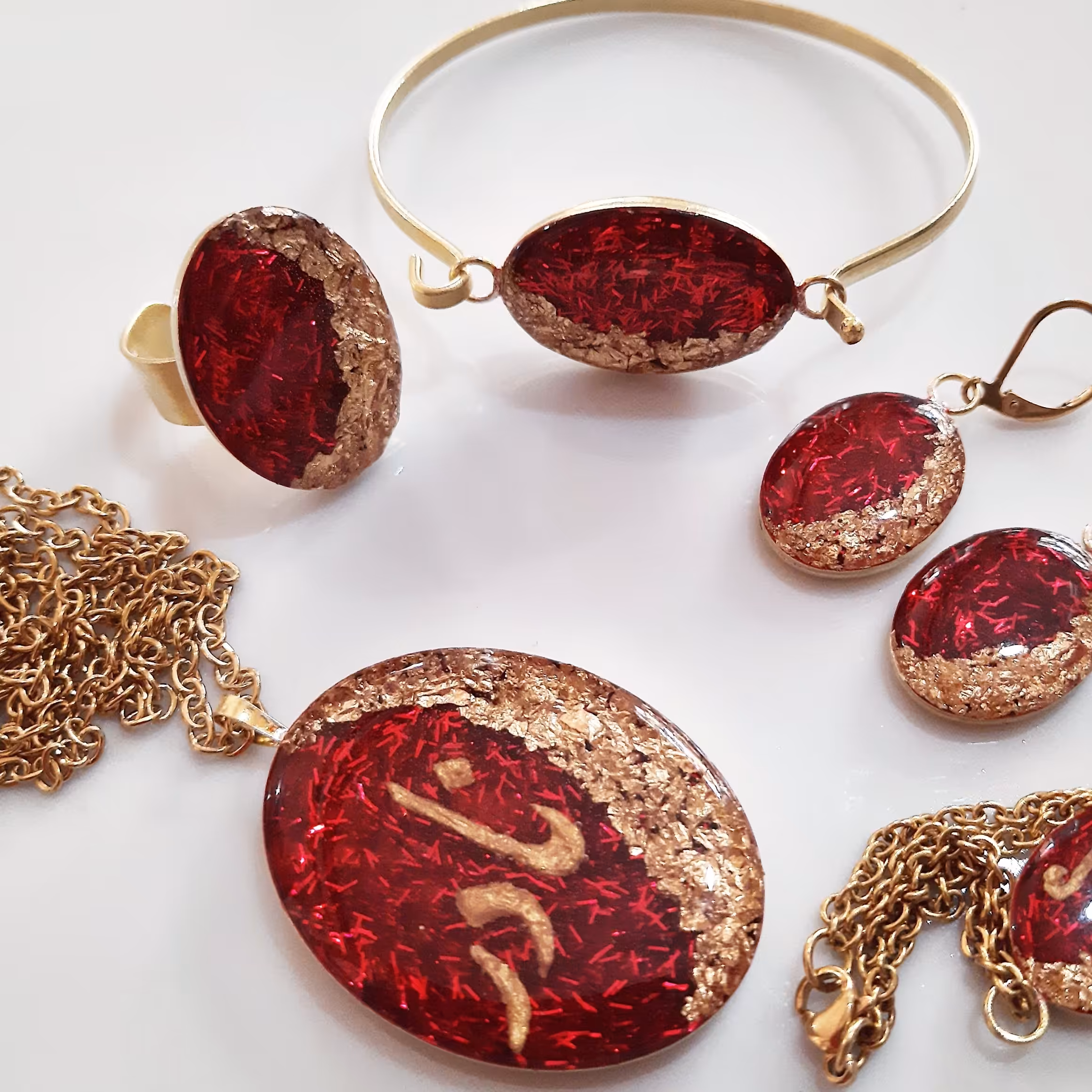 ست کامل بدلیجات اسم قرمز اکلیلی ورق طلا امکان نوشتن در اسم دلخواه شما زیورآلات