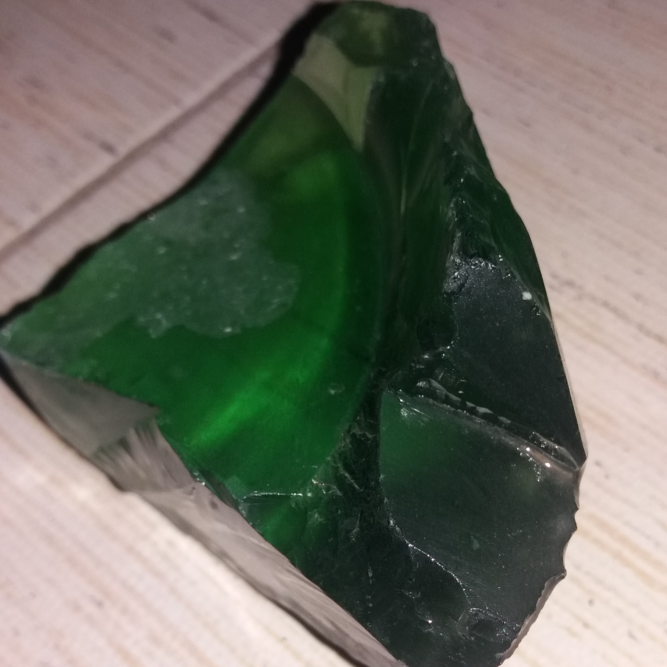 سنگ زیبای سبز سرباره یا ابسیدین سبز با وزن نیم کیلو