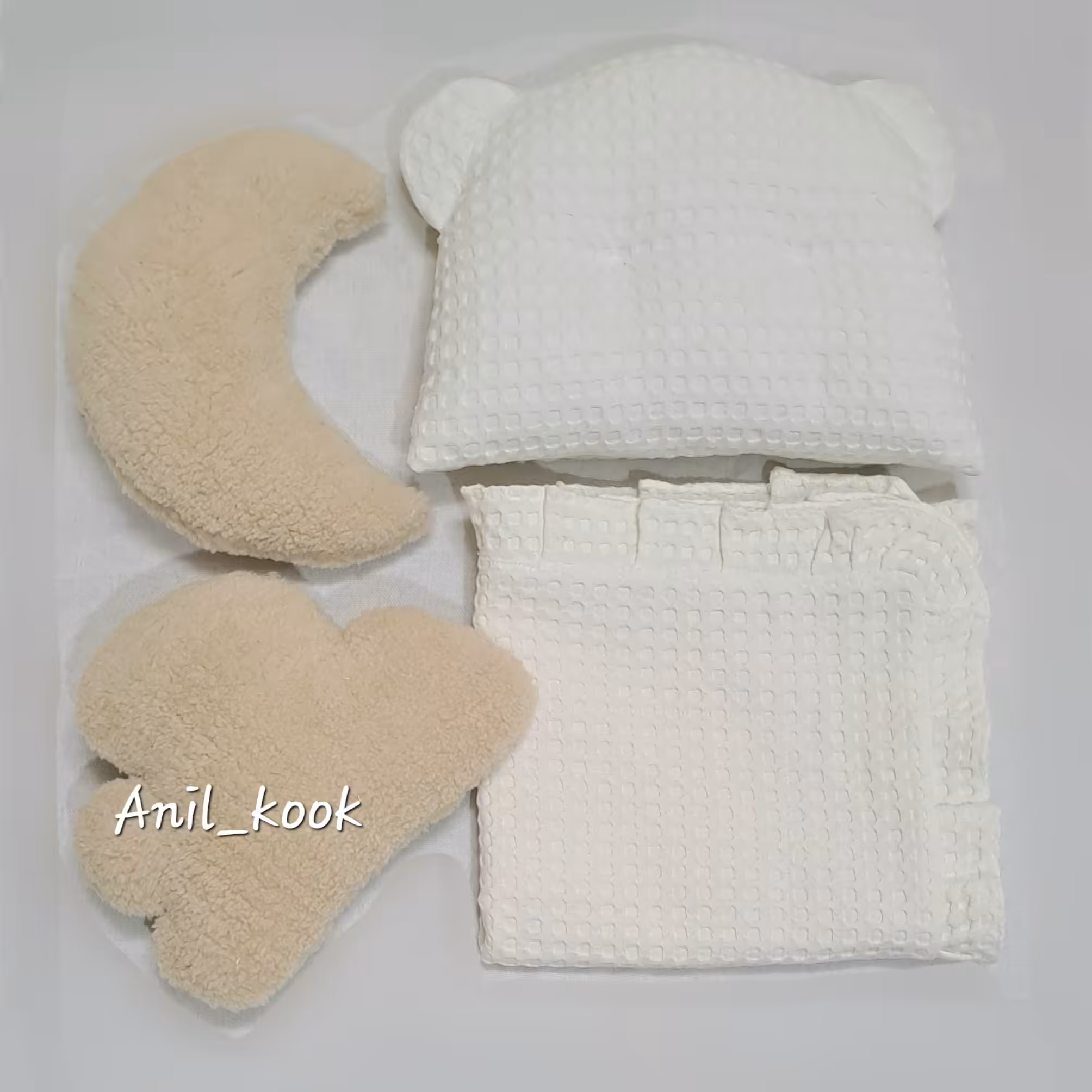 روتختی تخت نوزادی  با روانداز  پیکه  و بالشت خرسی پیکه با کوسن تدی ماه و ابر