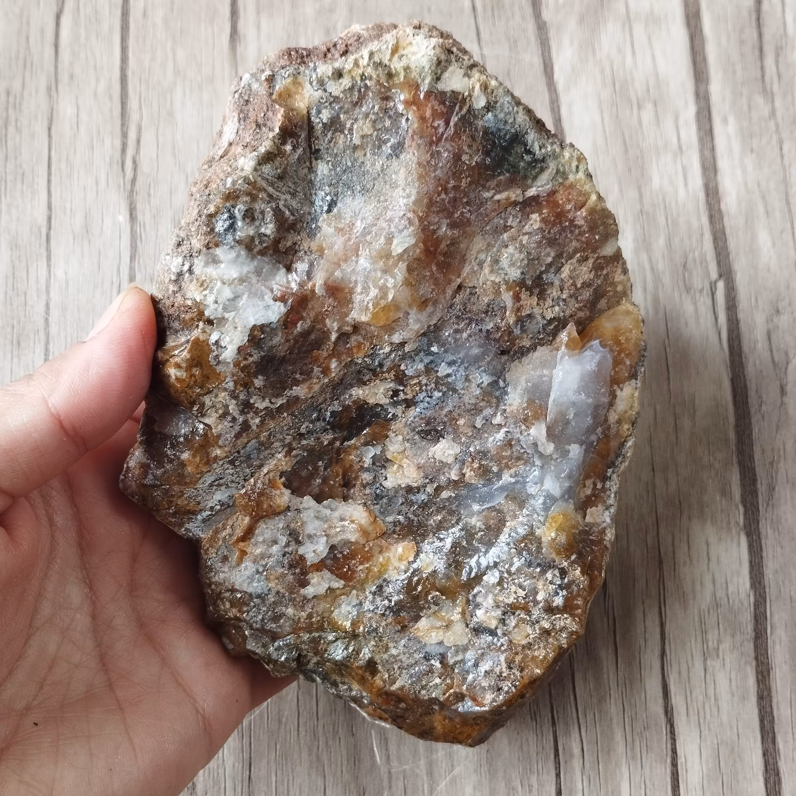 سنگ عقیق اصل ترکیبی از عقیق سفید و زرد معدنی و طبیعی بسیار پرانرژی و جذاب مناسب دکور  سنگ براق شده است