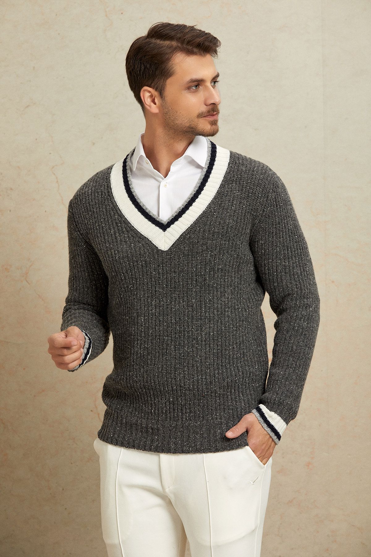پلیور خاکستری مردانه کالج V NECK آنتراسیتیت اسمایل SMILE
