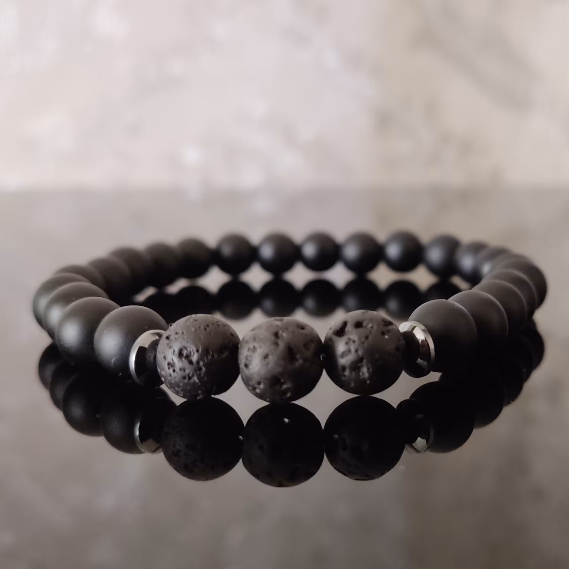 دستبند سنگ اونیکس مشکی مات و لاوا آتشفشانی مردانه و زنانه 