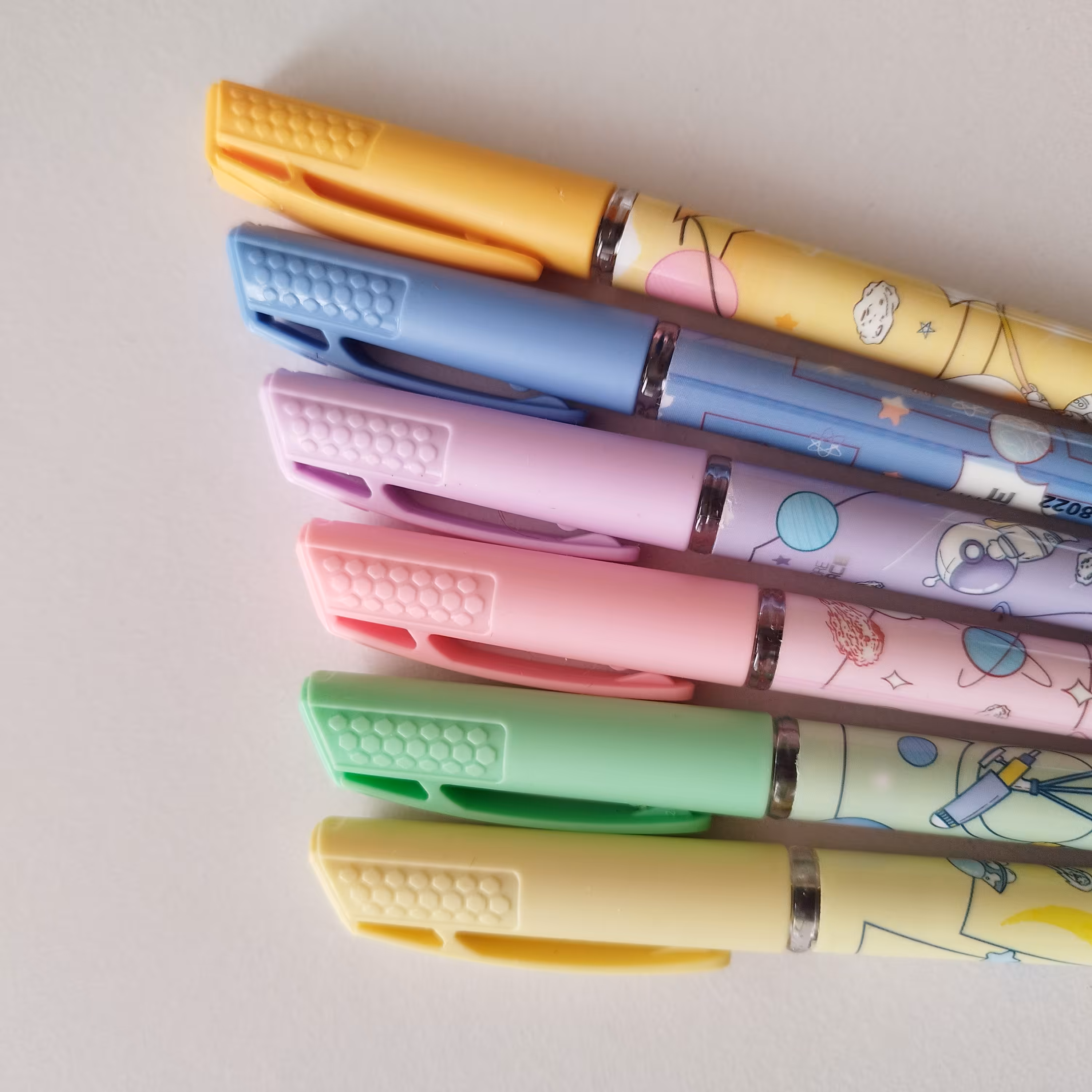 روان نویس فانتزی فضانورد با ضخامت نوک 0.5 آبی رنگ