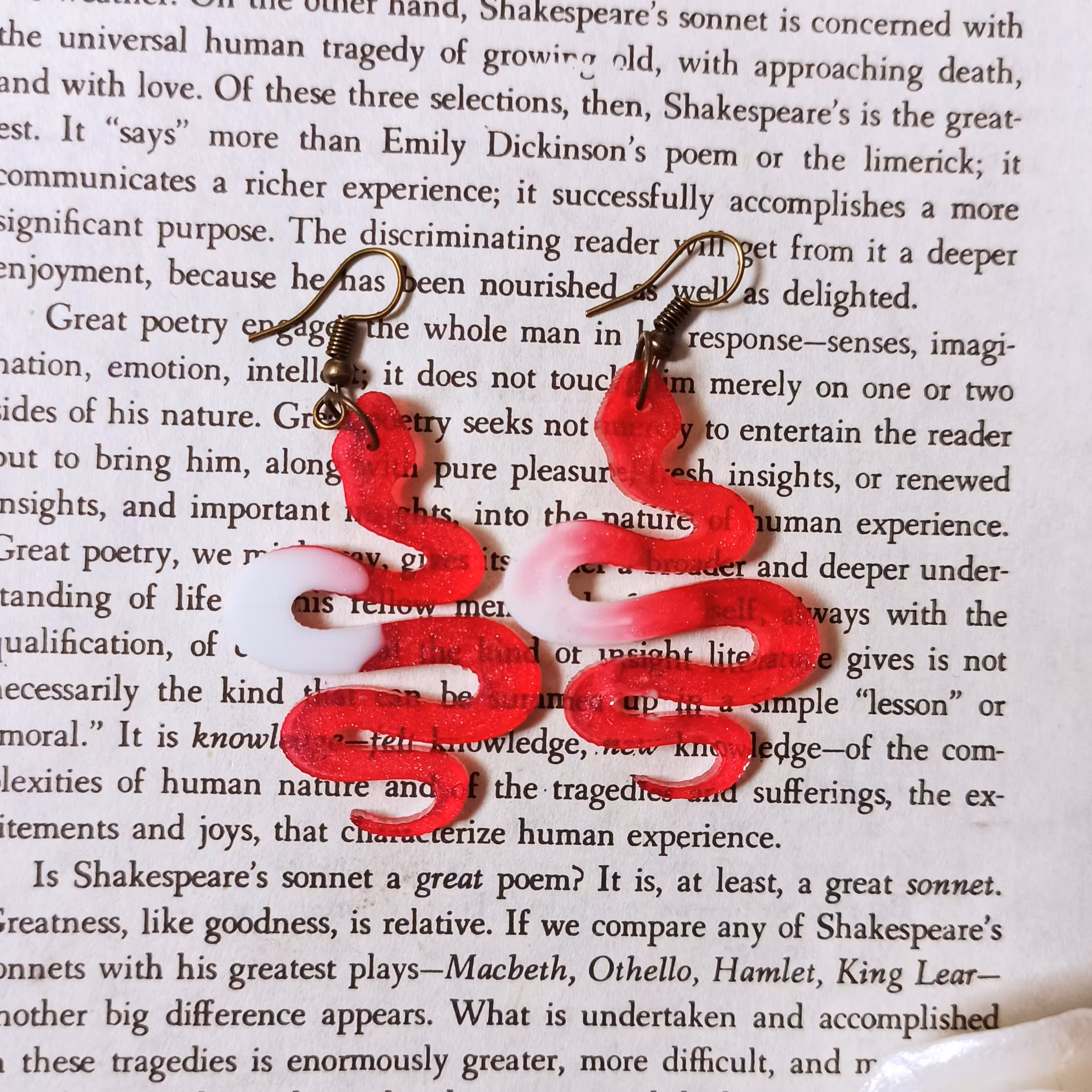 گوشواره آویز طرح مار 
ترکیب رنگ صورتی و سفید
نشکن و ضدآب
