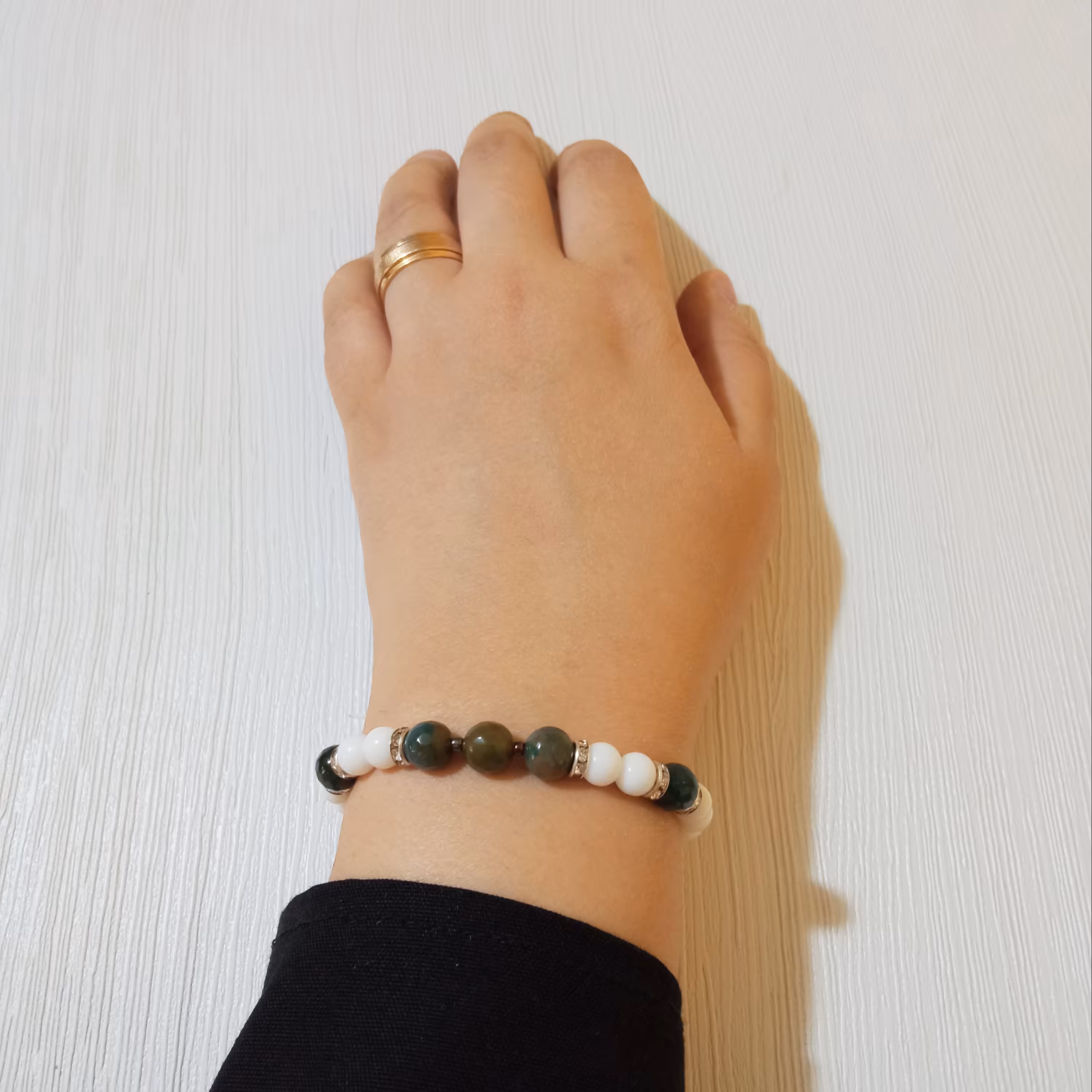 دستبند سنگ عقیق سبز و اونیکس سفید
