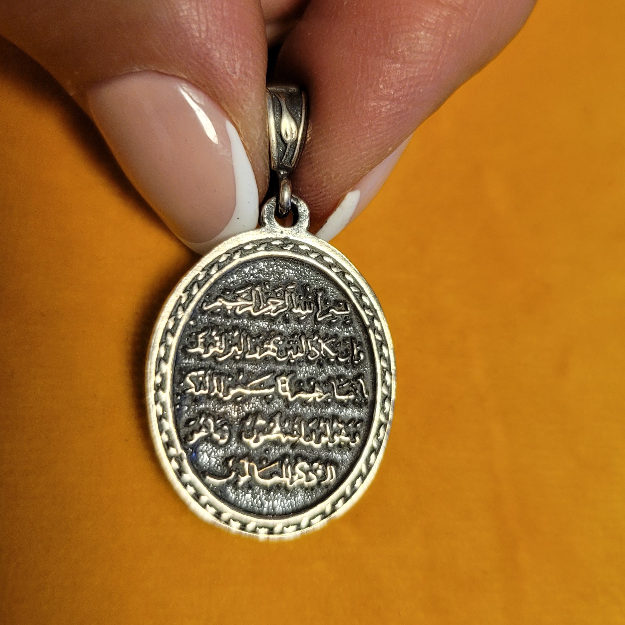 تو گردنی نقره ون یکاد بیضی