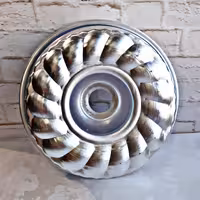 قالب کیک و ژله آلومینیوم شیفون دار (میان تهی) طرح پیچ 23 سانت