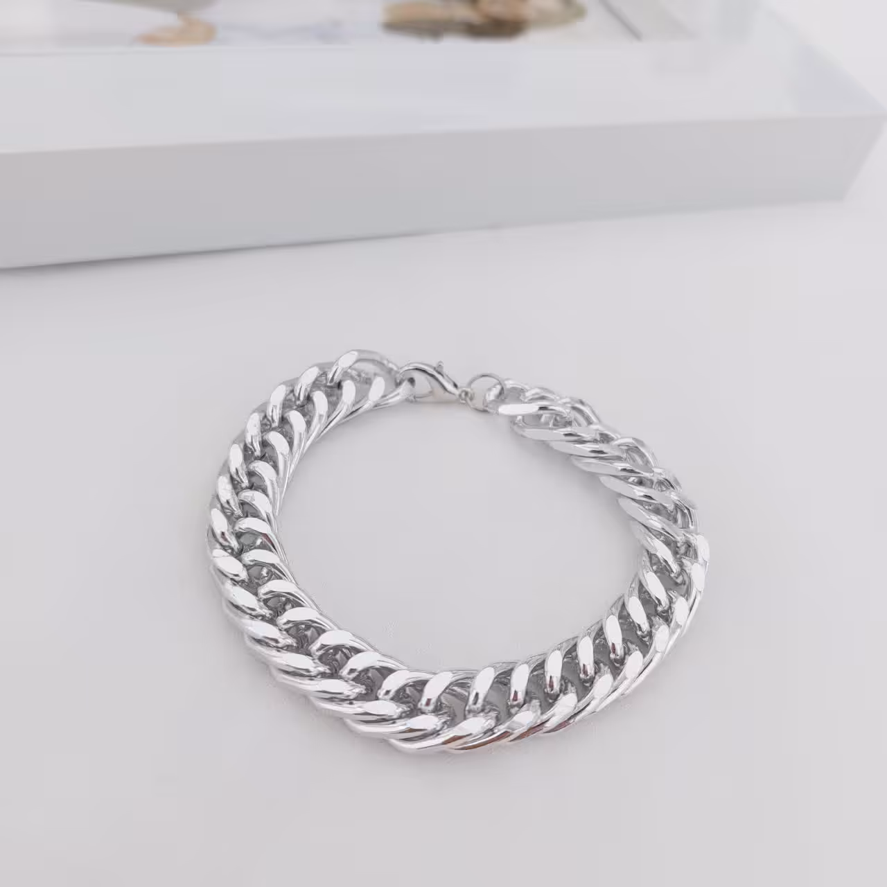 دستبند کارتیر کد11661 طرح طلا.آبکاری طلا.جنس آلومینیوم.رنگ ثابت.ضدحساسیت