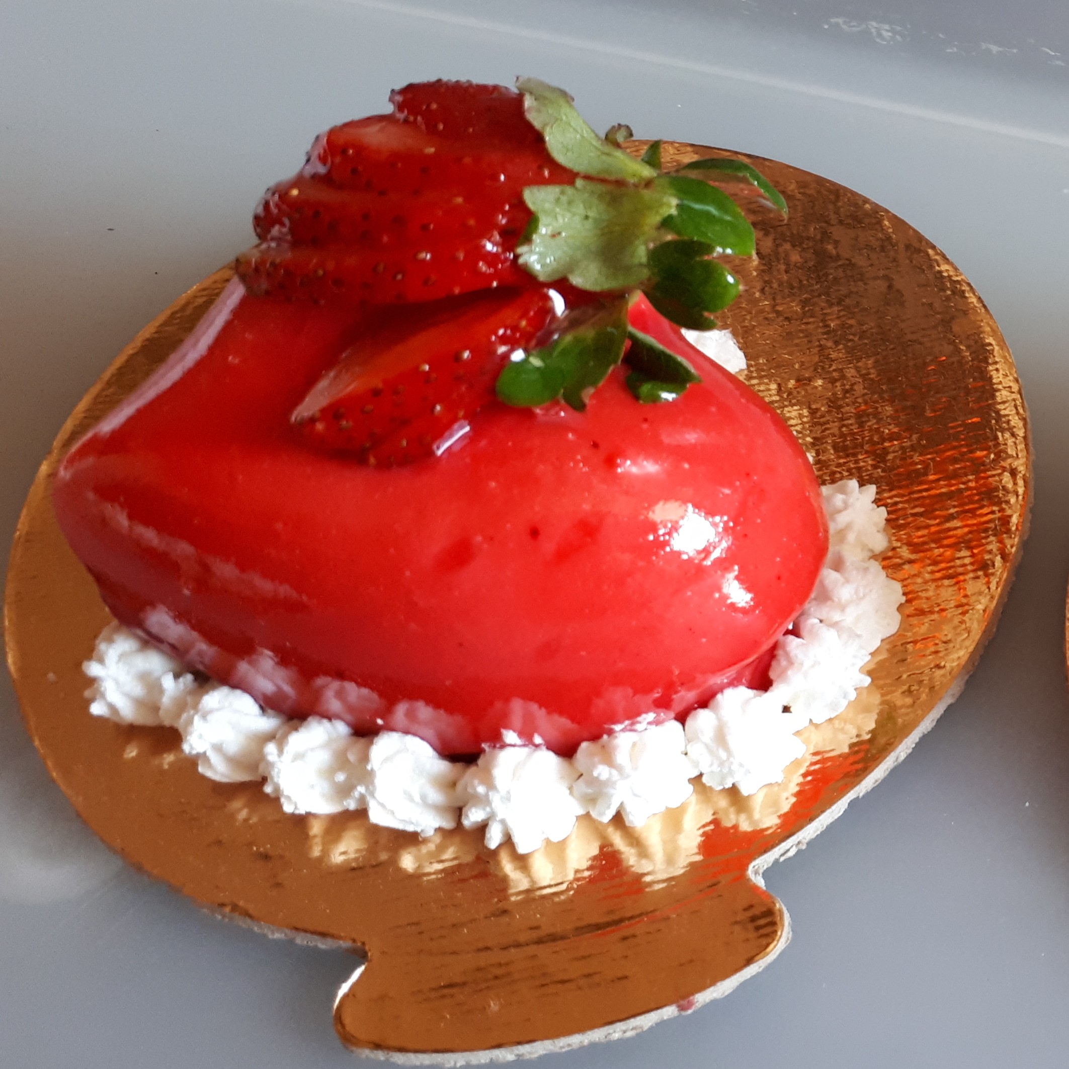 موس نارگیل با مغزی ژلی توت فرنگی