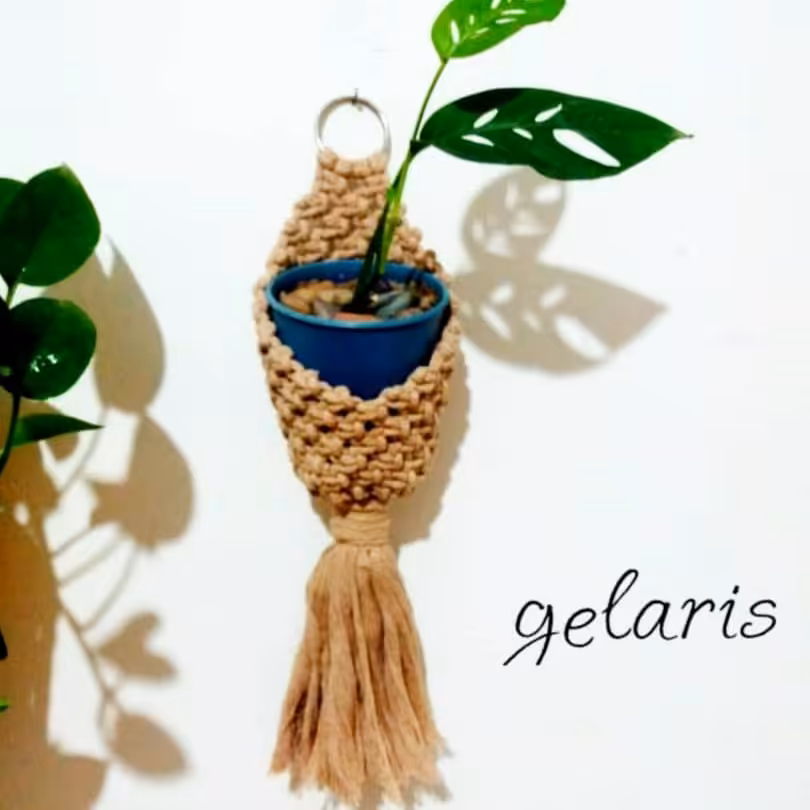 آویز گل مکرومه  به رنگ کاراملی