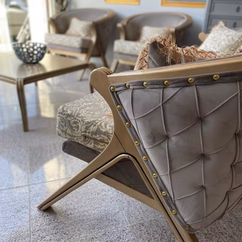 مبل کلاسیک و بسیار شیک که نشیمن فوق العاده راحتی دارد پس کرایه