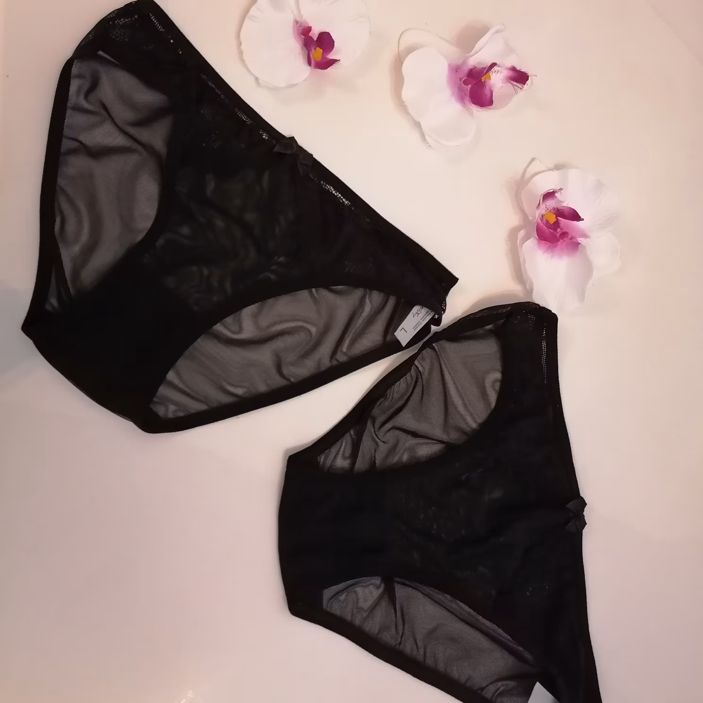 شورت ترک تمام تور با پنل دانتل فاق نخ اعلا رنگبندی تک رنگ موجود در دو سایز مدیوم ولارج