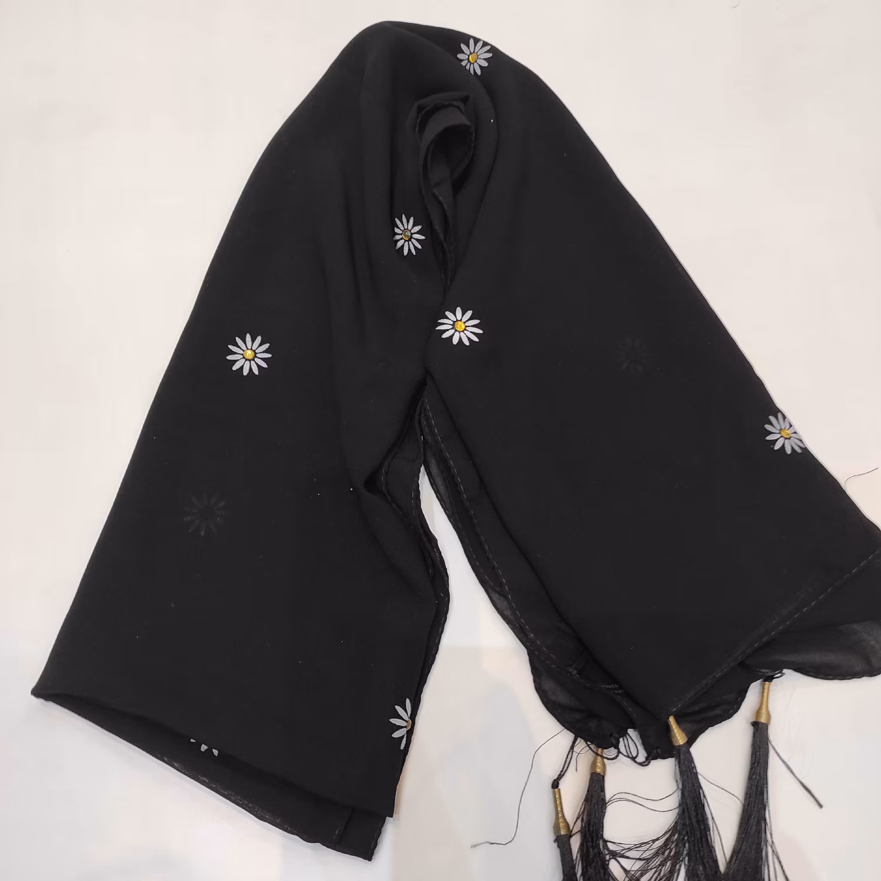 شال کرپ مشکی مشکی باچاپ گل بابونه قواره دار