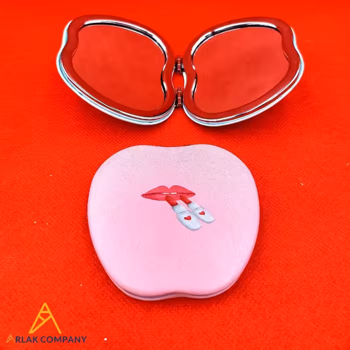 آینه کوچک آرایشی جیبی طرح رژ لب