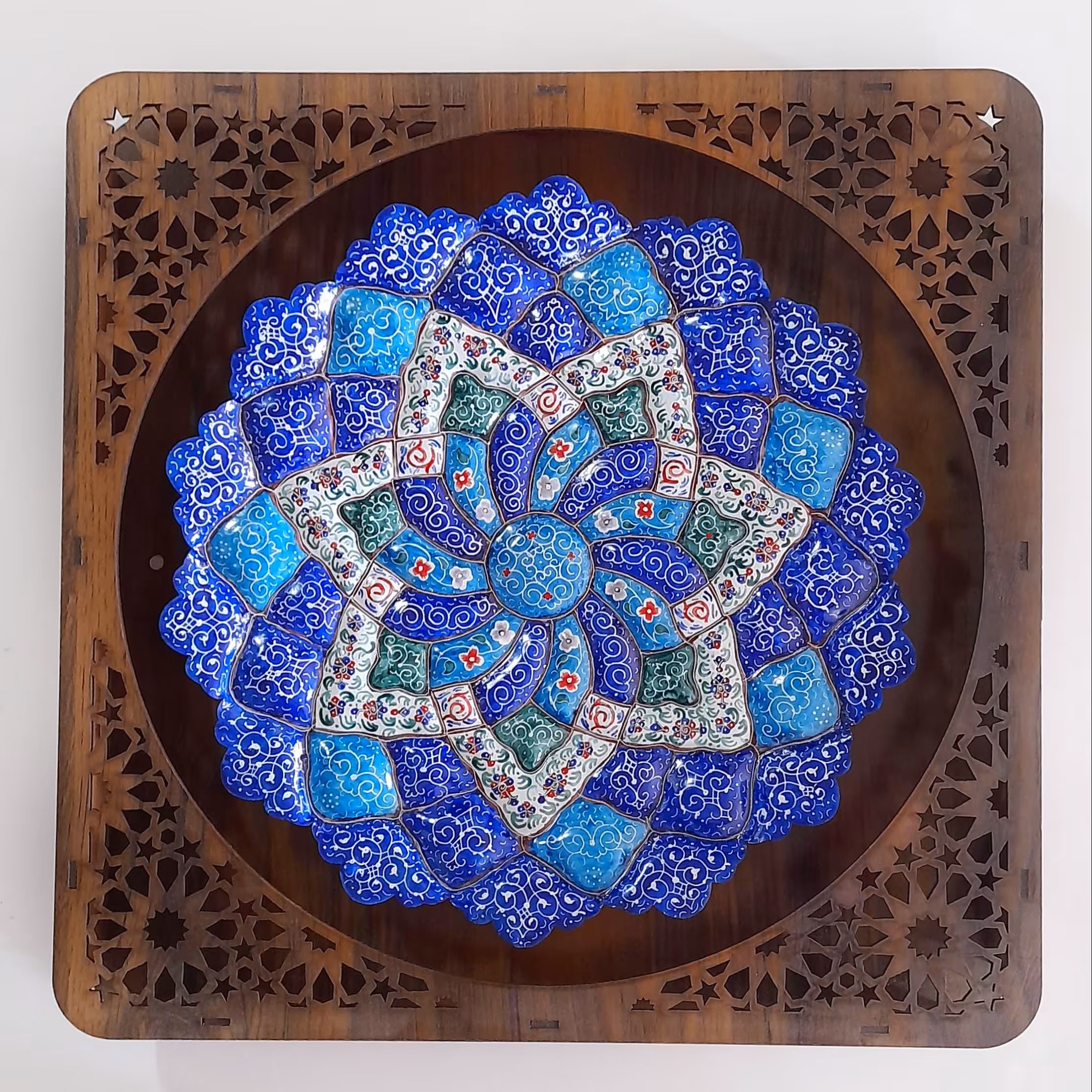 بشقاب 30 سانتی  مینا کاری روی مس همراه با قاب چوبی مشبک