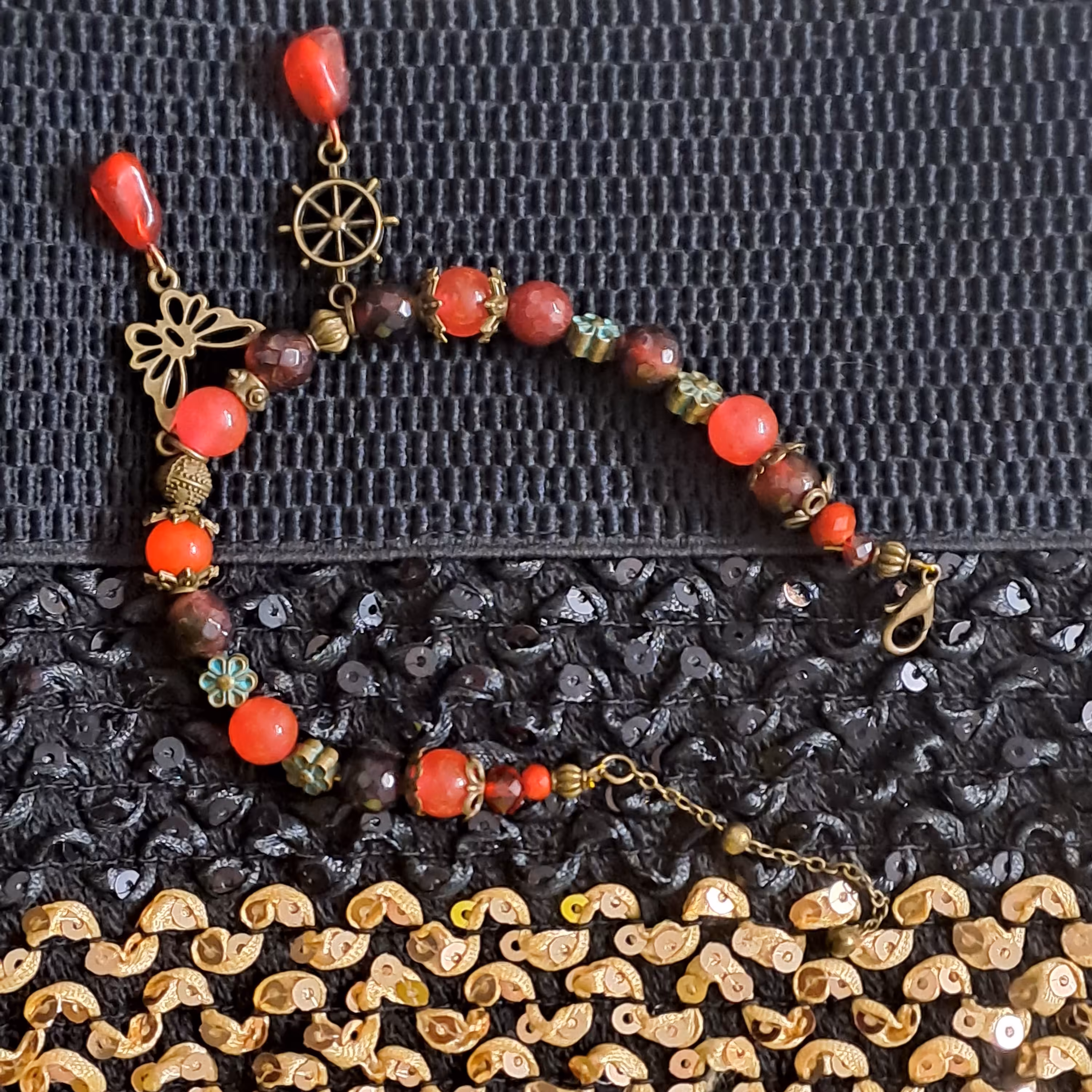 بدلیجات  دستبند دستساز، با سنگهای نیمه قیمتی و کریستال ،خرج کار  و تزئینات برنزی