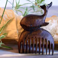 شانه چوبی  دست ساز  طرح نهنگ موبی دیک	 