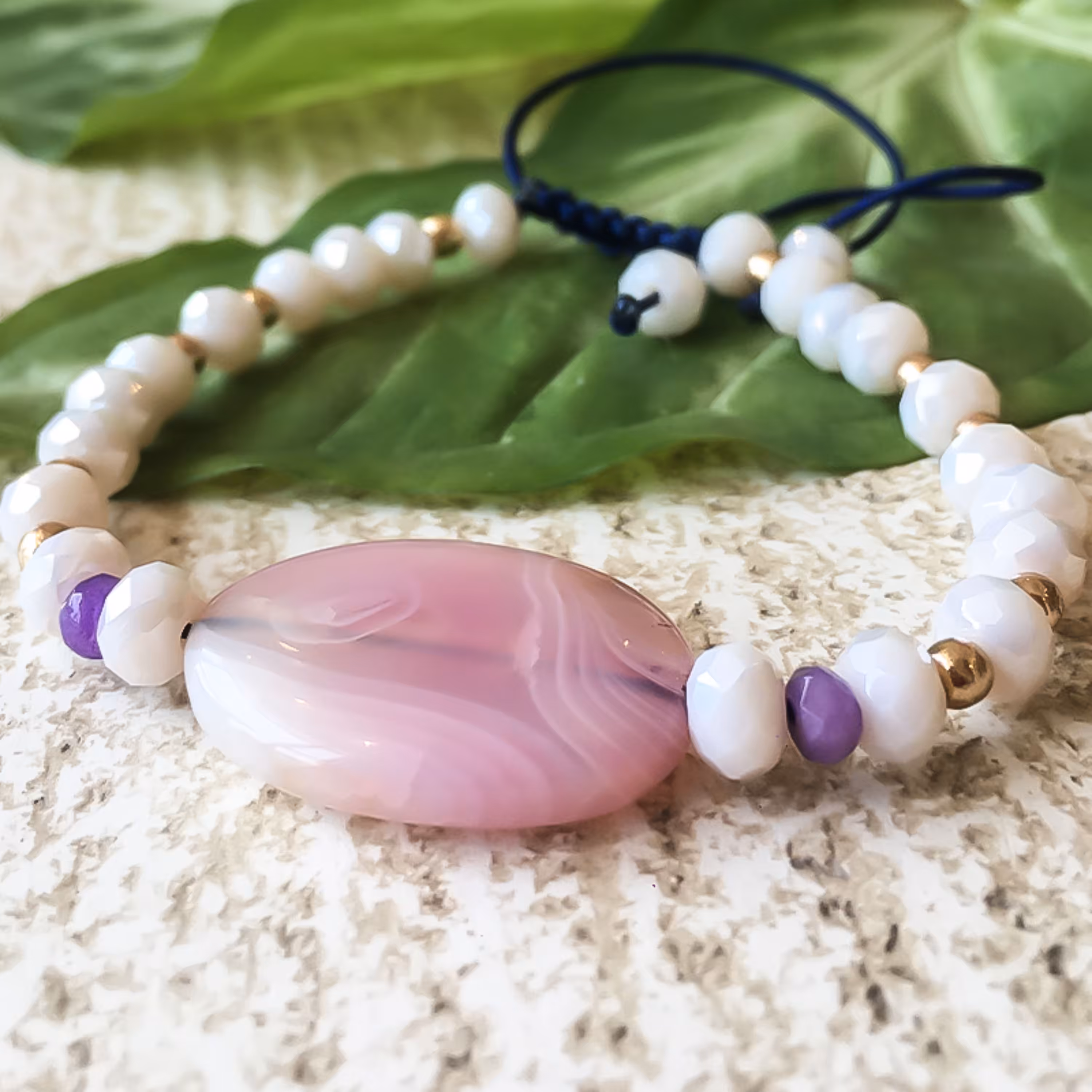 دستبند مدل گل بهار سنگ های عقیق کریستال کرم و هماتیت طلایی