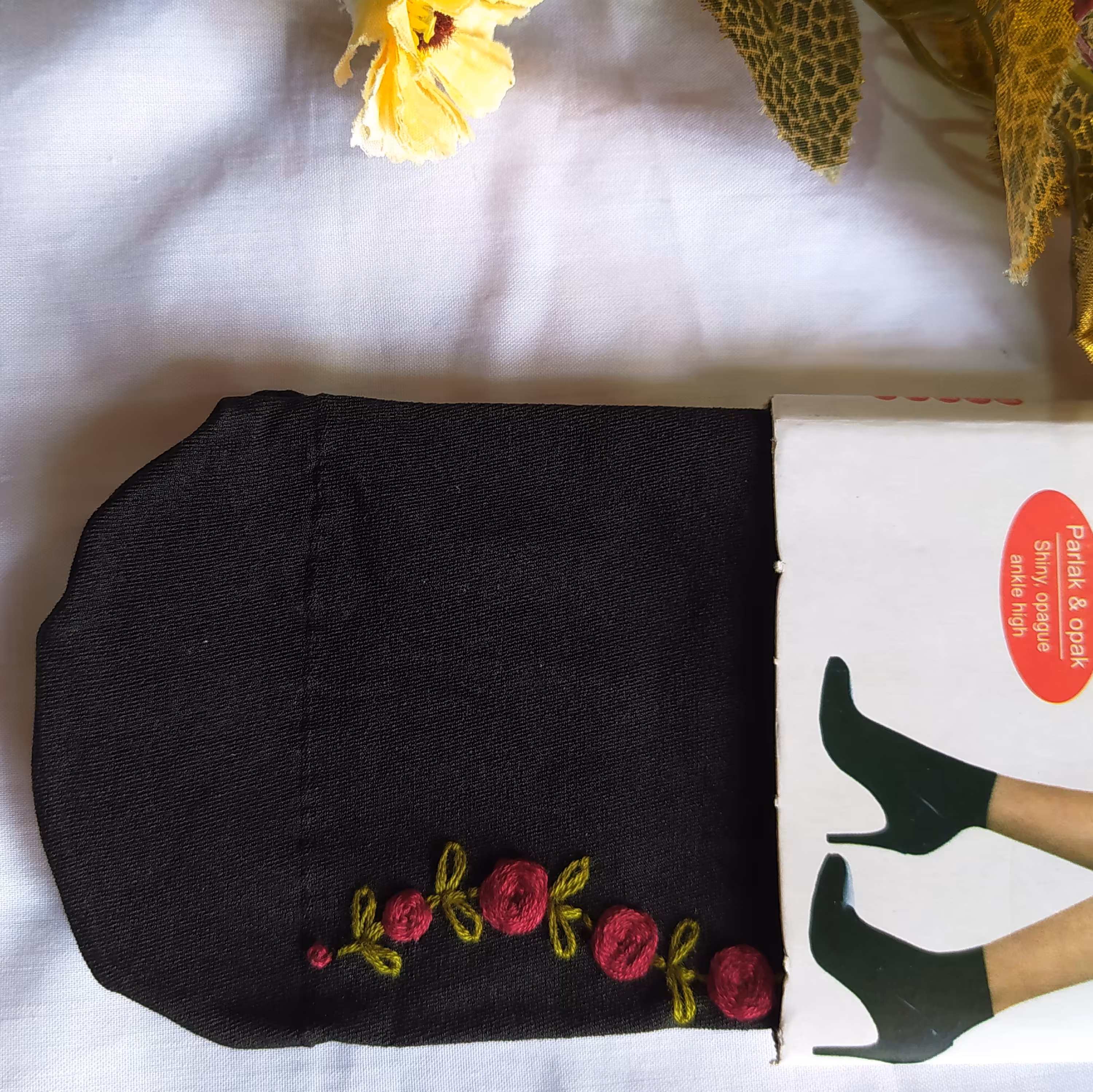 جوراب گلدوزی شده