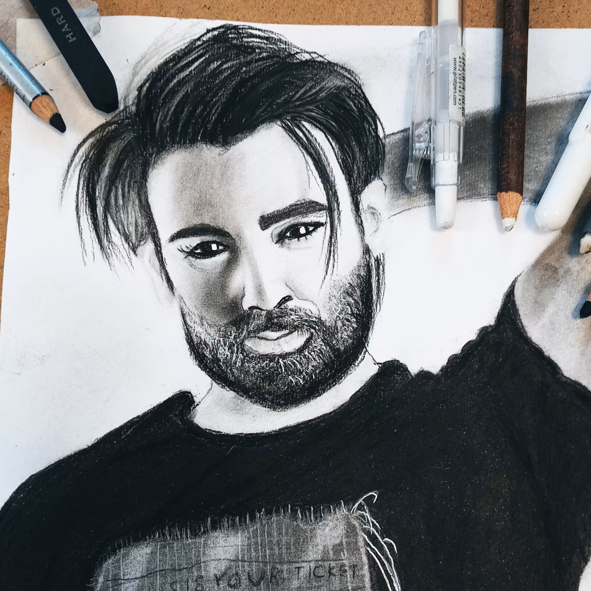 طراحی سیاه قلم چهره روی مقوا الر با تکنیک پودر زغال و کنته