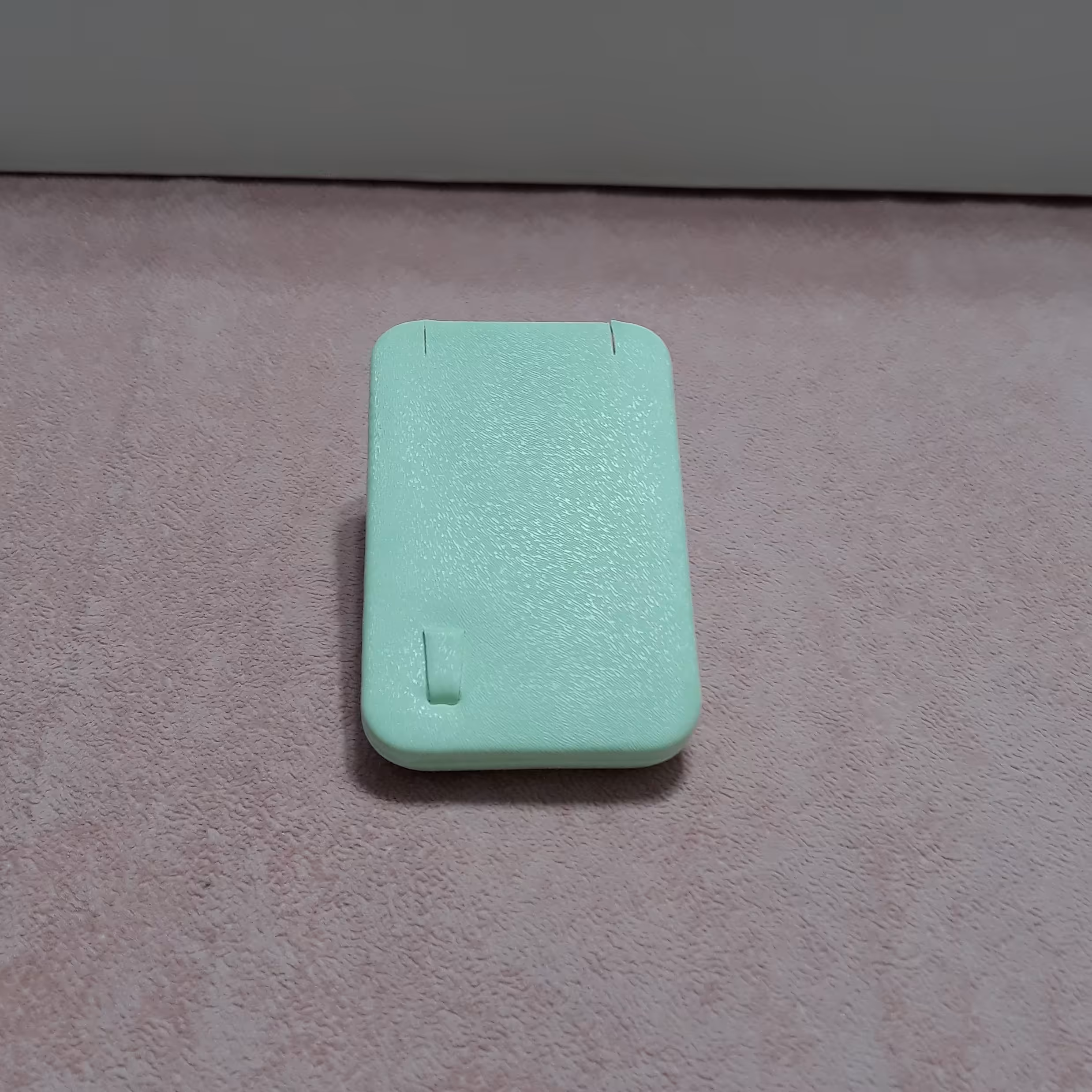 نیم ست مدالی مختص دکور طلا وجواهرات  شیبدار .قابل شست وشو وشیک وبا دوام درهرنگی قابل اجرا میباشد.با گیره انگشری فلزی