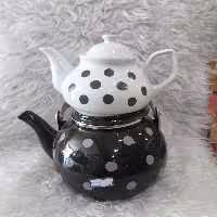 کتری قوری خالدار کتری لعابی و قوری چینی حجم کتری 2لیتر  و قوری 900میل ساخت چین برند mrsکیفیت عالی