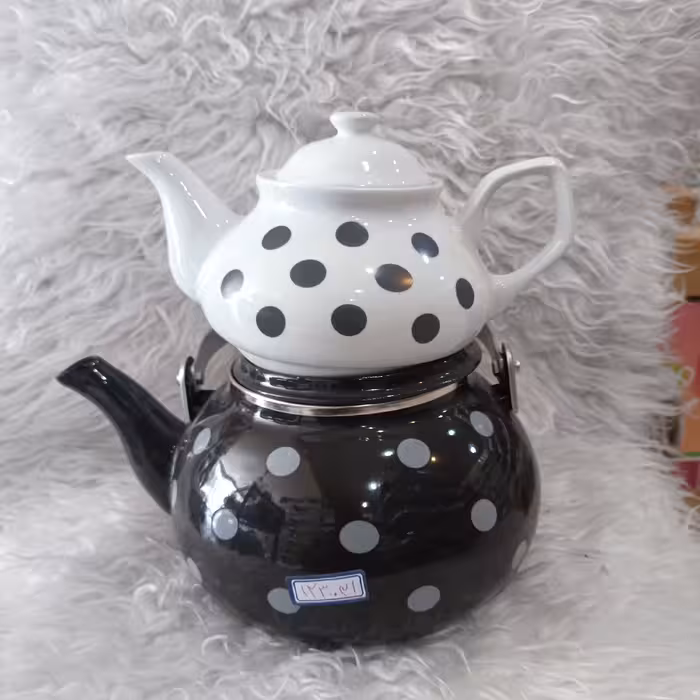 کتری قوری خالدار کتری لعابی و قوری چینی حجم کتری 2لیتر  و قوری 900میل ساخت چین برند mrsکیفیت عالی