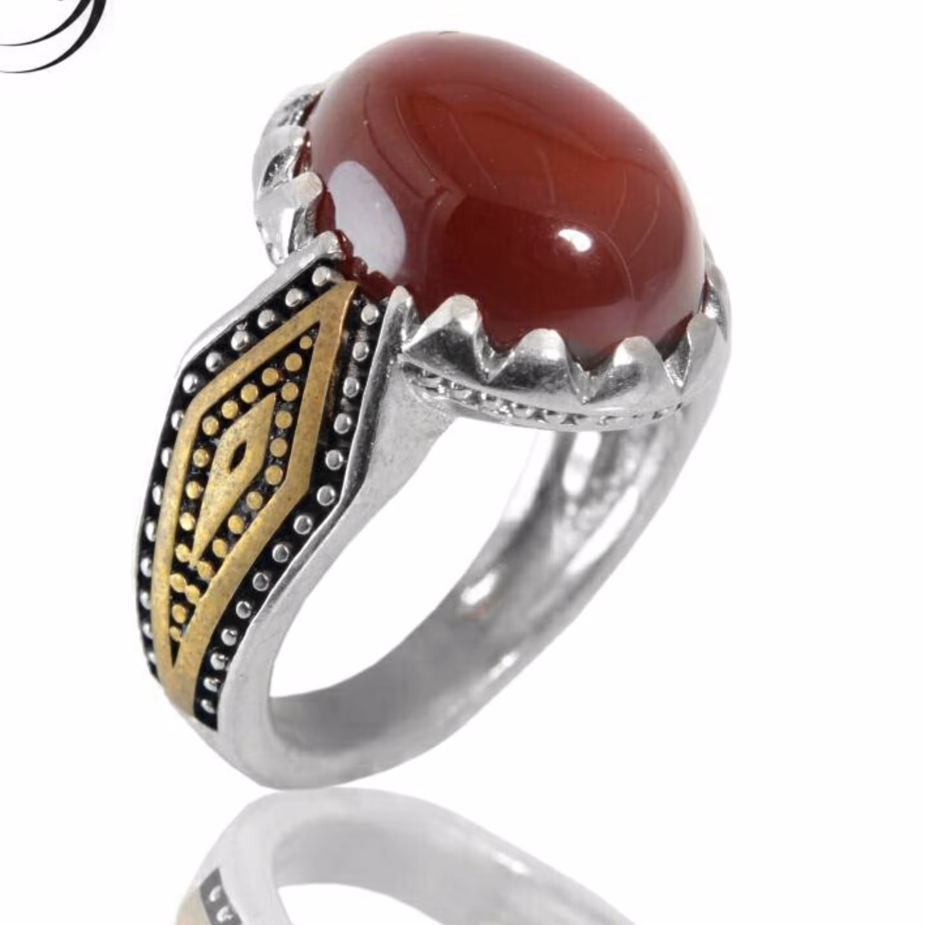 انگشتر نقره با سنگ عقیق زرشکی و سیاه قلم طرح دار لوزی طلایی و با کد2559