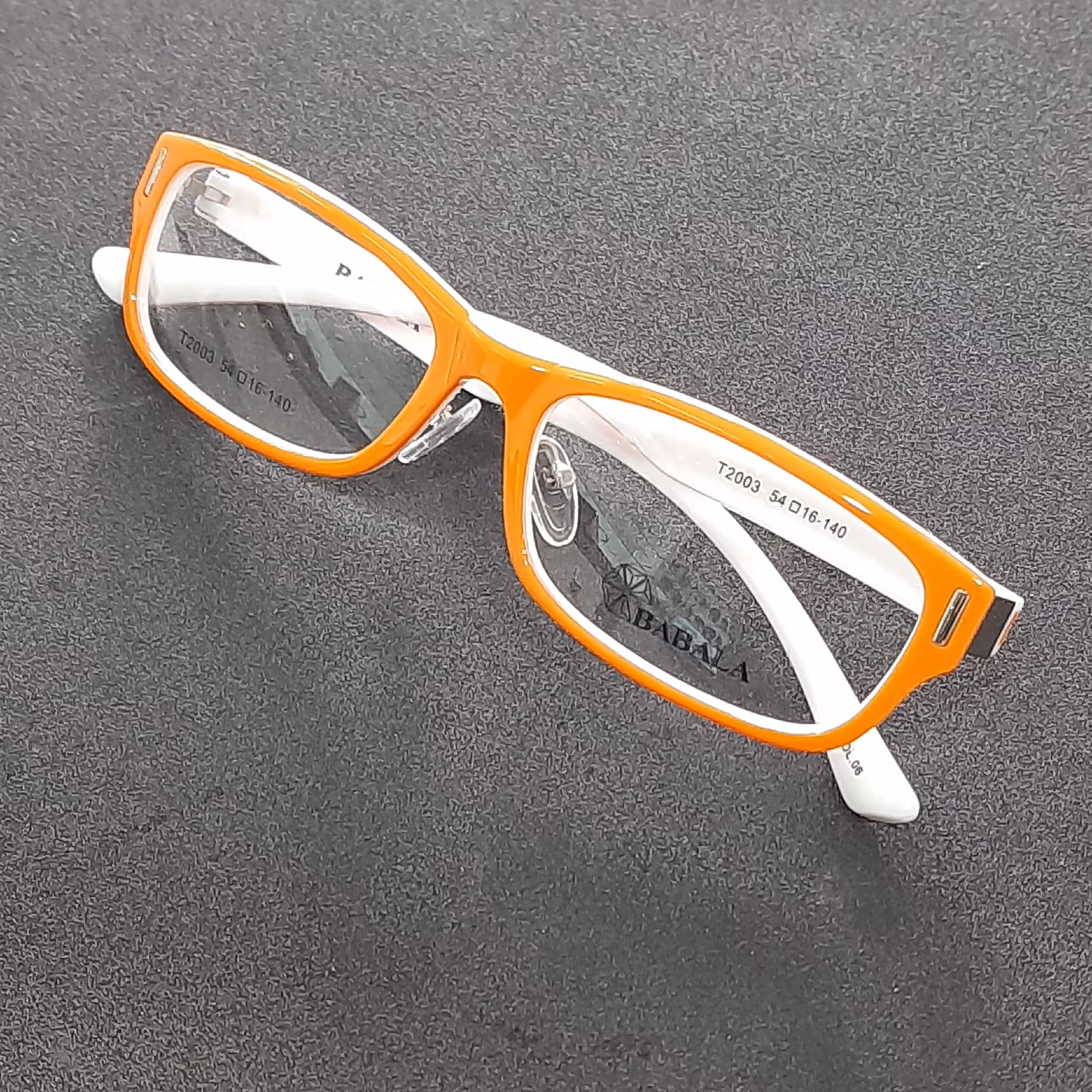 عینک طبی اسپرت  رنگی رنگ نارنجی با قابلیت ساخت انواع عدسی طبی نمره دار  رنگ فریم نارنجی و سفید مطابق عکس  بسیار سبک 
