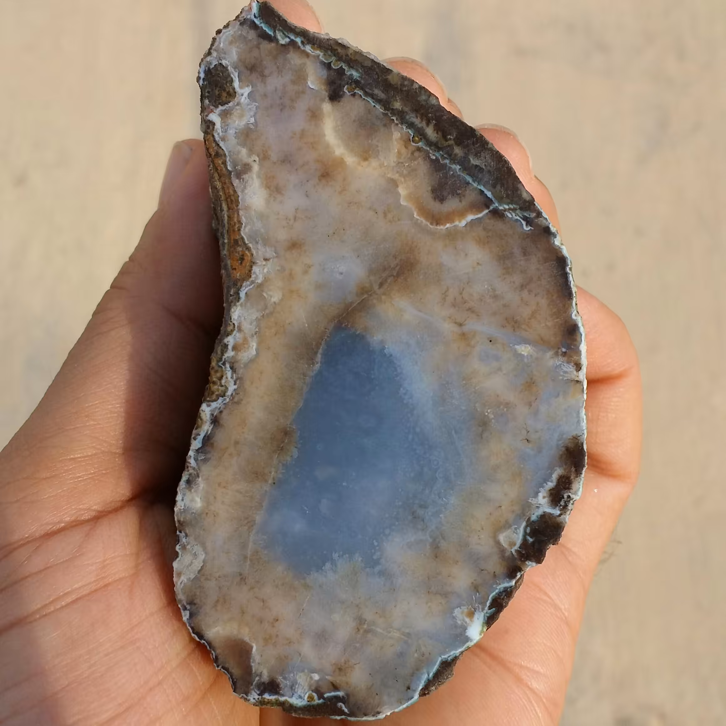 اسلایس سنگ راف عقیق مویی 2رنگ بینهایت زیبا  بسیار دیدنی شاهکار خلقت کاملا طبیعی
با قابلیت ساخت چند نگین و اسلایس مجدد
