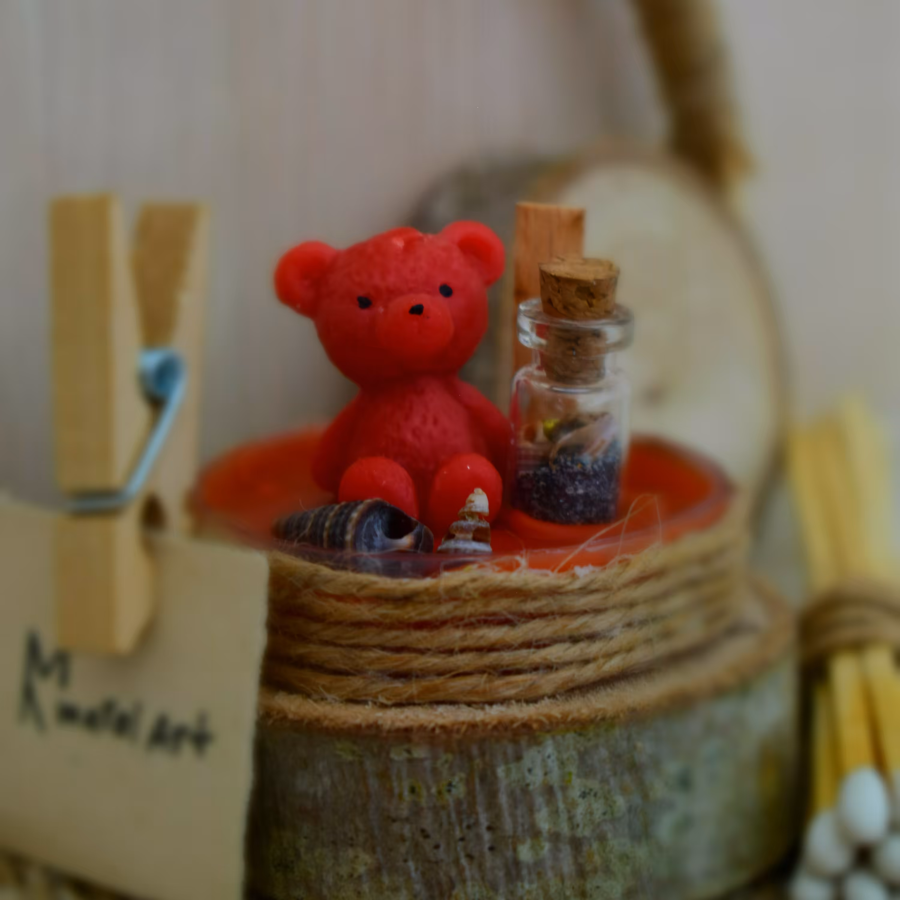 شمع تدی کوچک نشسته برروی قطعه چوب