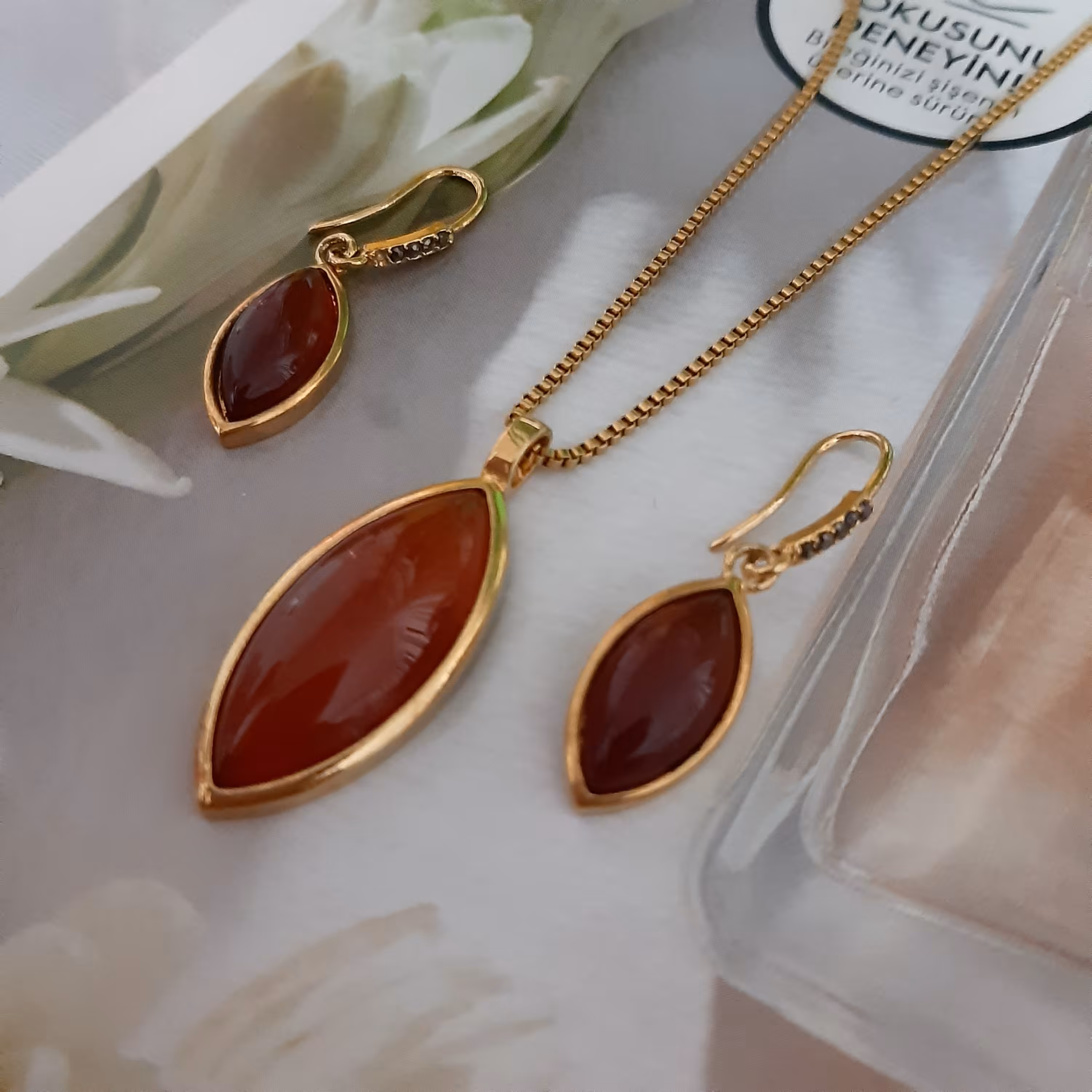 نیم ست طلایی استیل نگین قهوه ای بهمراه زنجیر پلاک و گوشواره