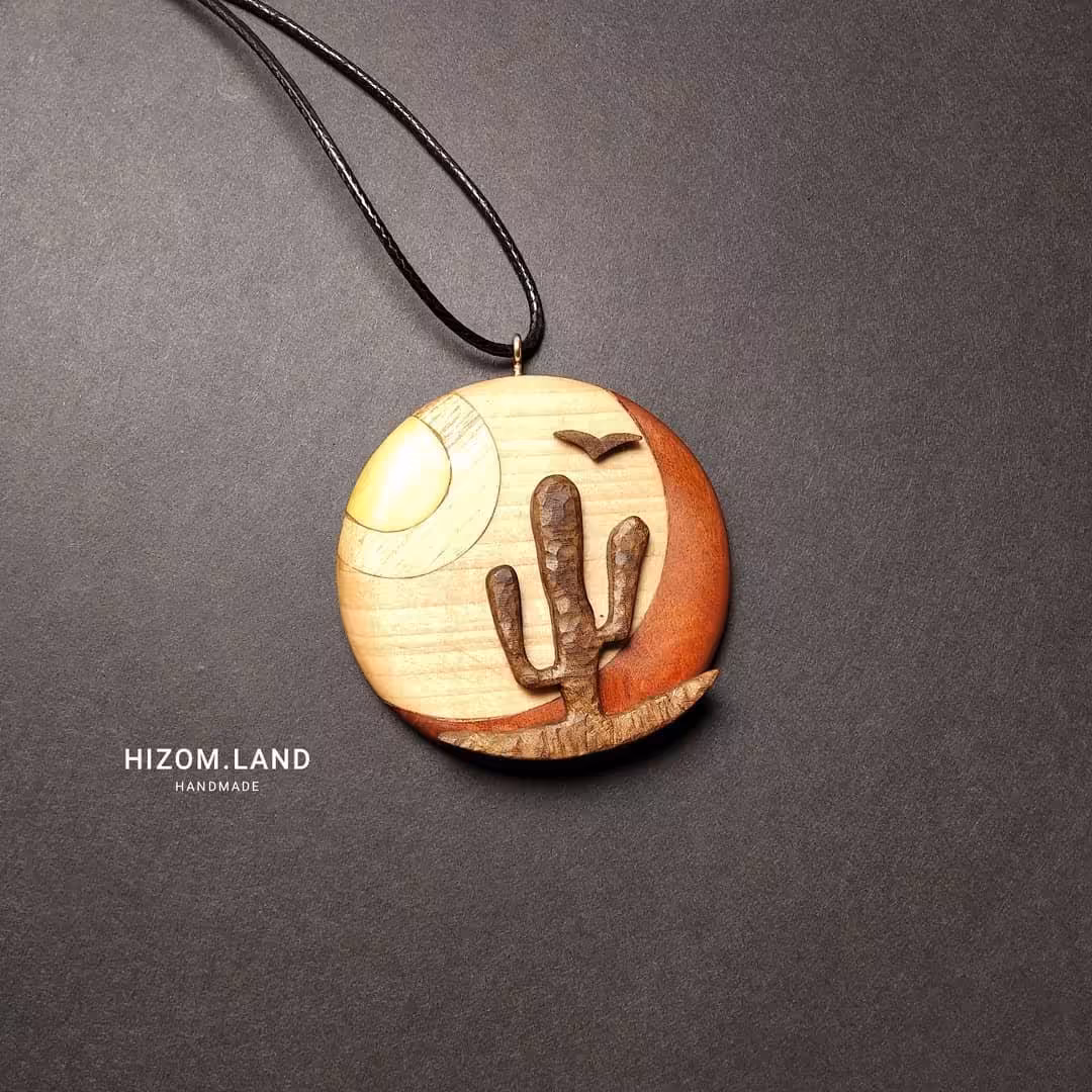 گردنبند چوبی کویر با بند چرمی قابل تنظیم