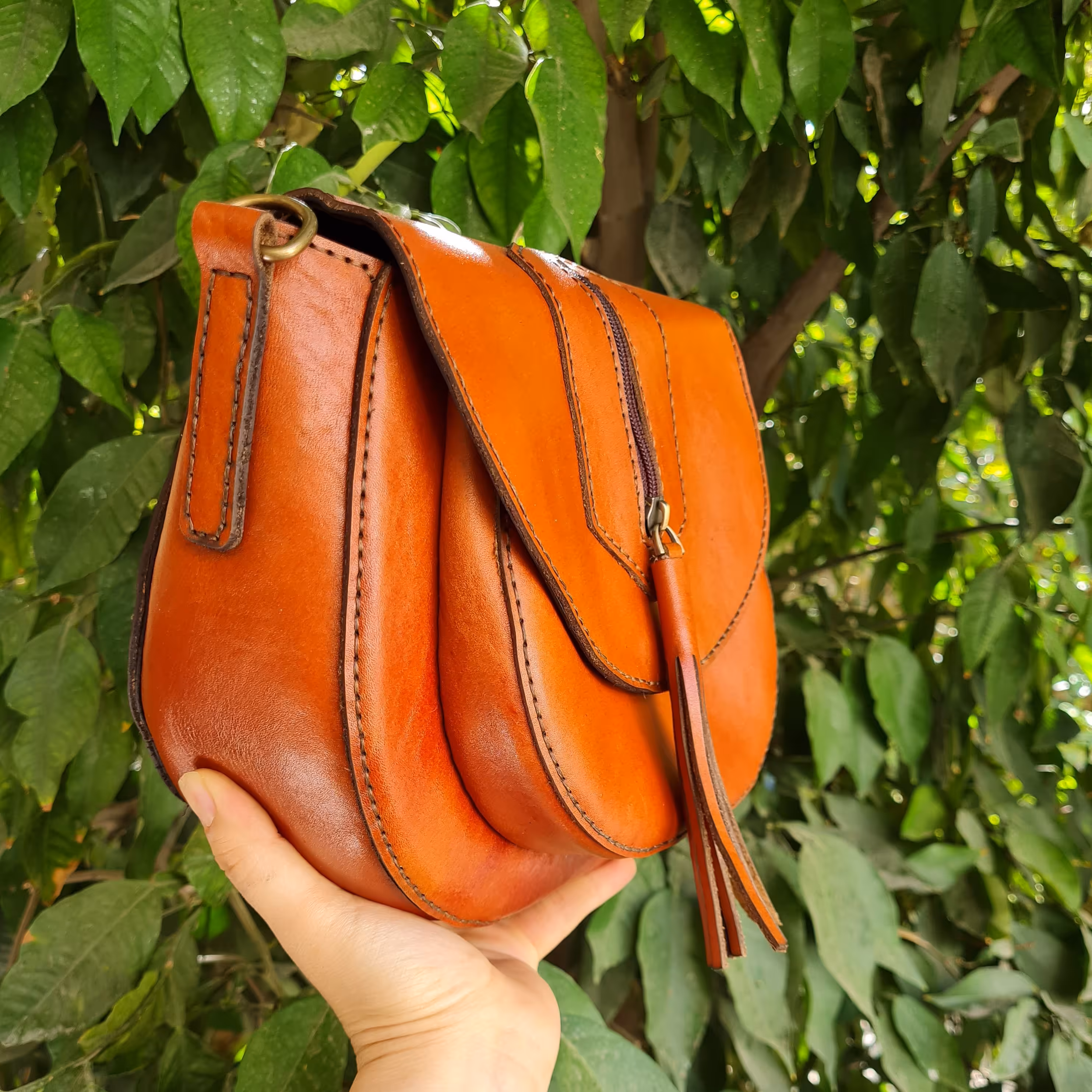 کیف زنانه چرم طبیعی و دست دوز آلماچرم طرح پرگل