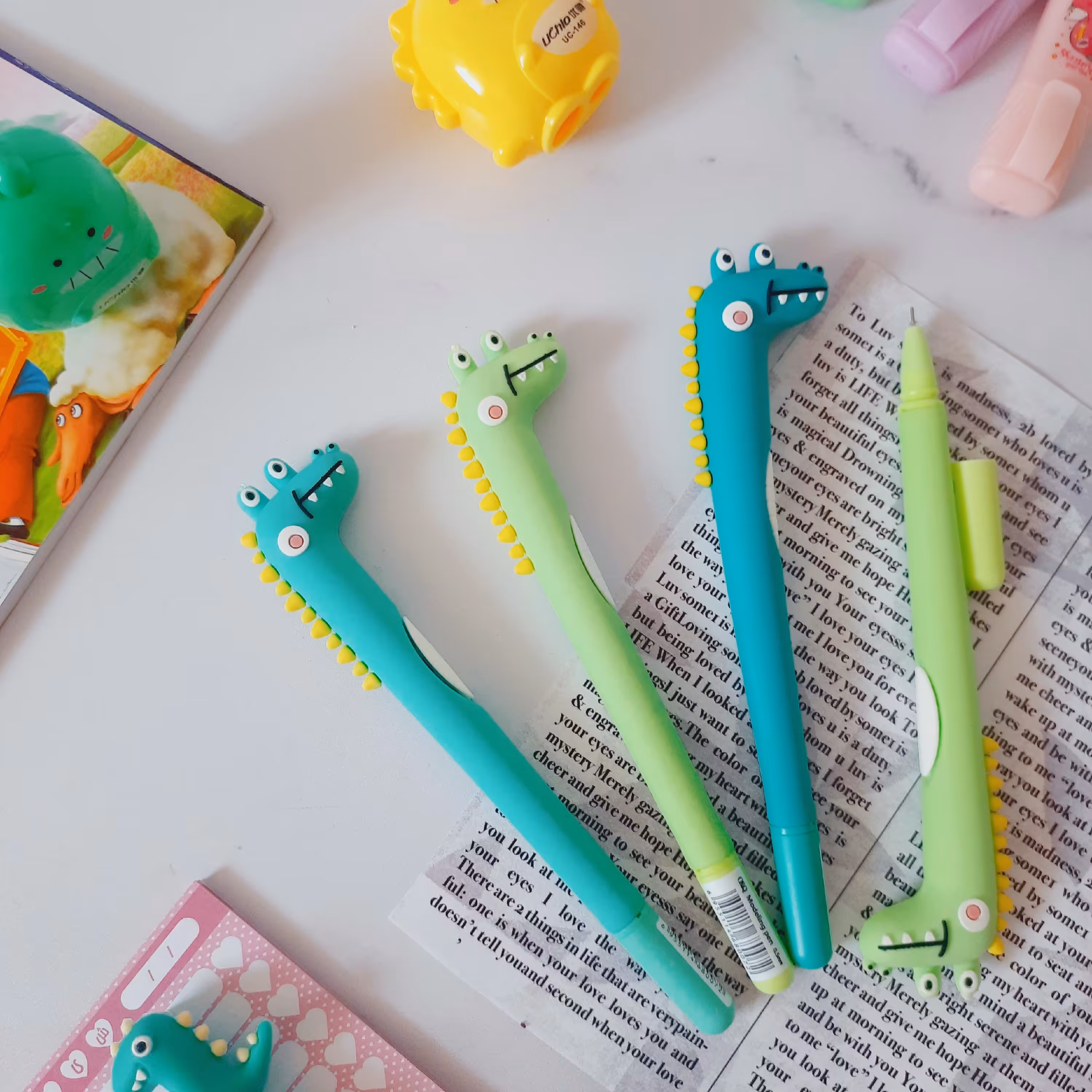 روان نویس فانتزی پسرونه طرح دایناسوری تمام سیلیکونی که هیچ آسیبی نمیبینه رنگ جوهر آبی