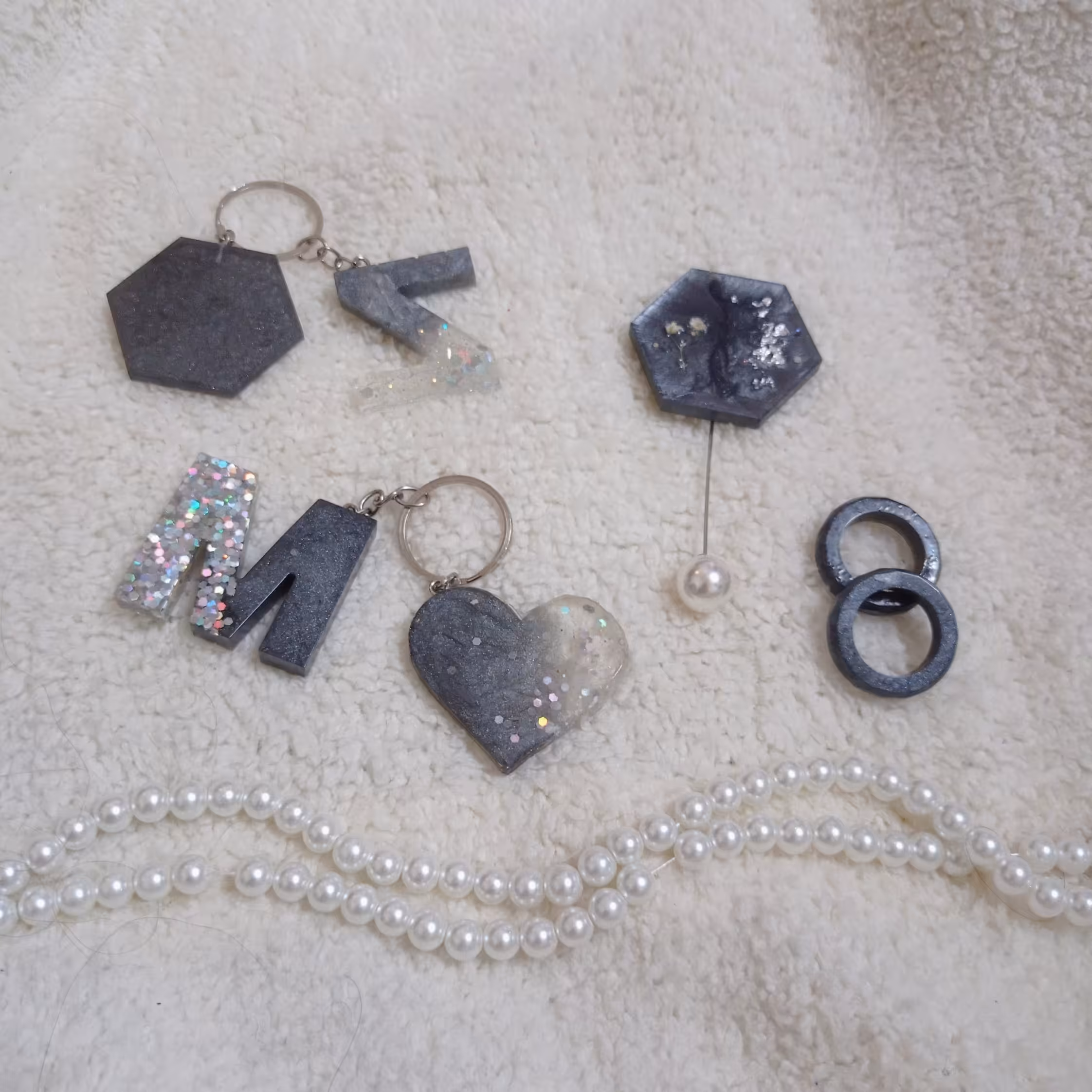 ست جاسوییچی رزینی و حلقه  رزینی و
و گل سینه رزینی سوزنی مرواریدی