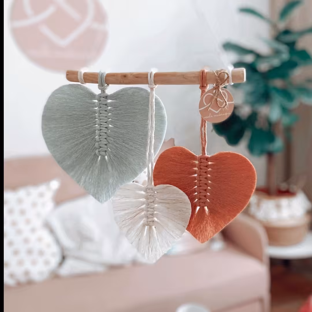 دیوارکوب مکرومه بافی سه برگ طرح قلب
